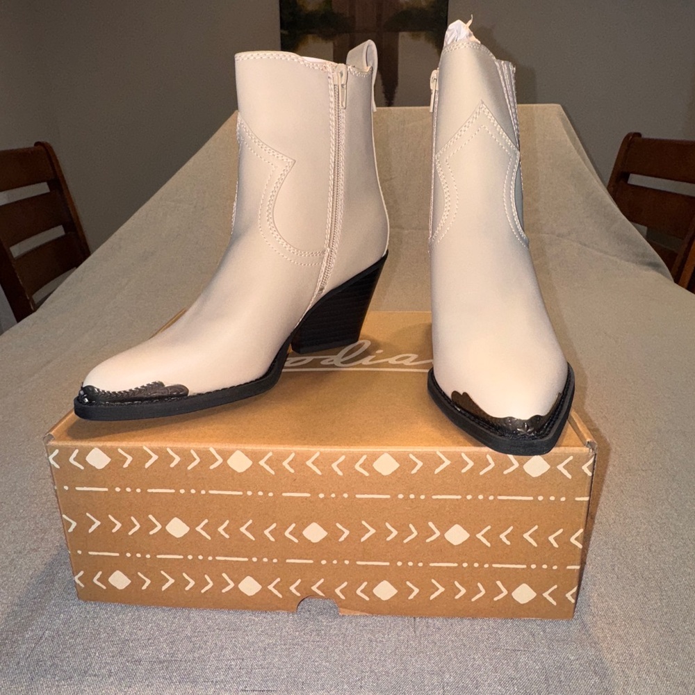 BRAND NEW IN BOX ZODIAC Women’s Raylin Toe Cap Western Cowgirl Ankle Bootie